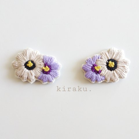 花の刺繍イヤリングorピアス　紫✕白