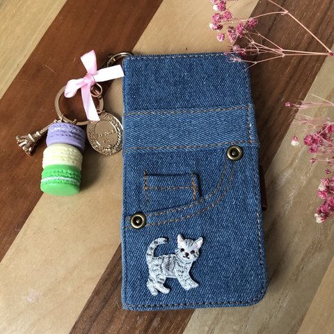 【子猫の刺繍】本格デニム生地★iPhone手帳型ケース★カラフルマカロンのチャームつき