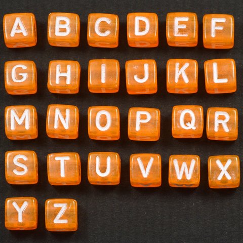 A～Z 各1個 計26個 オレンジ 白文字 アルファベットビーズ レタービーズ ６ｍｍキューブ プラビーズ メッセージビーズ