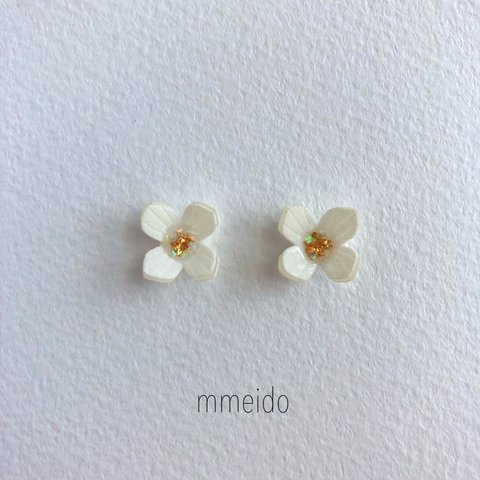 紫陽花　ピアス（ホワイト）