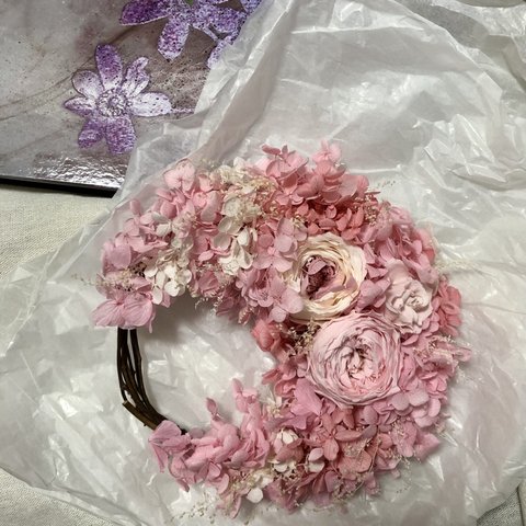 ピンクの夢　薔薇の癒しクレッセントリース  　プリザーブドフラワー　ひな祭りにも　桜