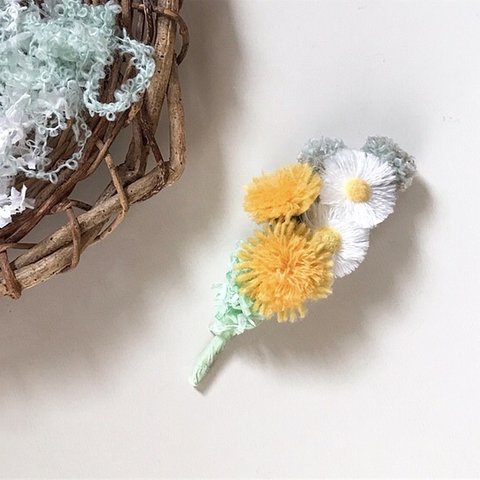 〈羊毛と糸の花〉タンポポとハルジオンのブローチ