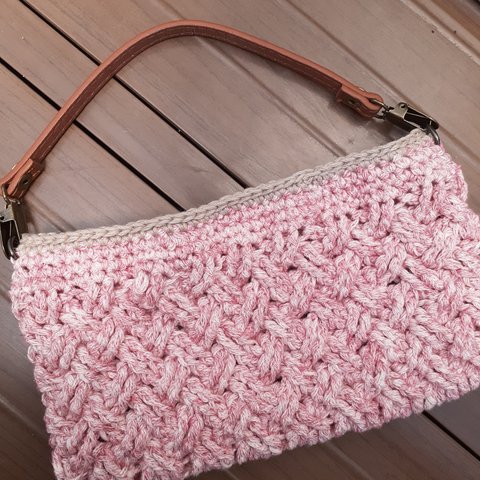 バスケット編みの携帯ポーチ（ピンク）