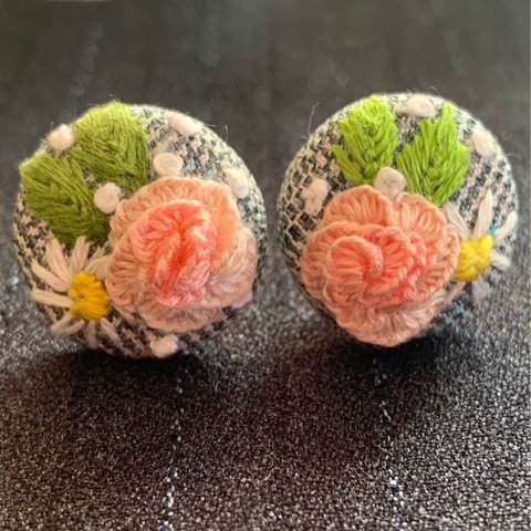 刺繍ピアスピンクの薔薇