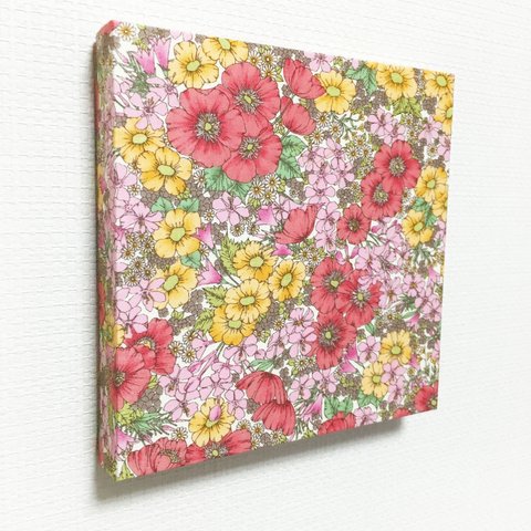 壁に簡単ピタッ！ふわりピンクのお花に染まって15ｃｍ角フリースタイルボード（ファブリックパネル）◇リバティ生地使用◇
