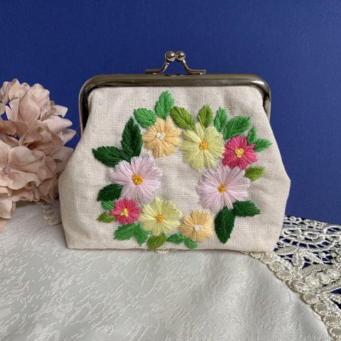 フラワーリース刺繍　がま口ポーチ