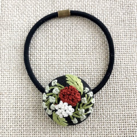 刺繍ヘアゴム　赤と白の小花のブーケ　直径約3cm