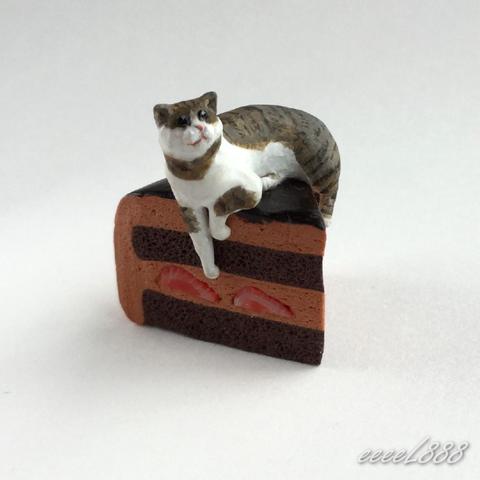 白キジトラ猫　チョコレートケーキ　ミニチュア