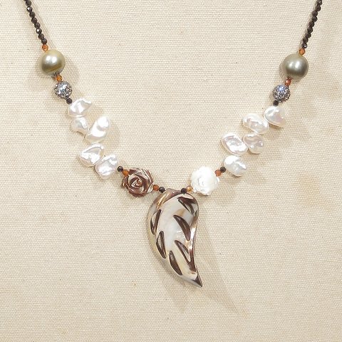 南洋真珠と貝パーツ（マザーオブパール、白蝶）、本真珠（淡水、ケシ）、ガーネット、ブラックスピネル、SV925のネックレス
