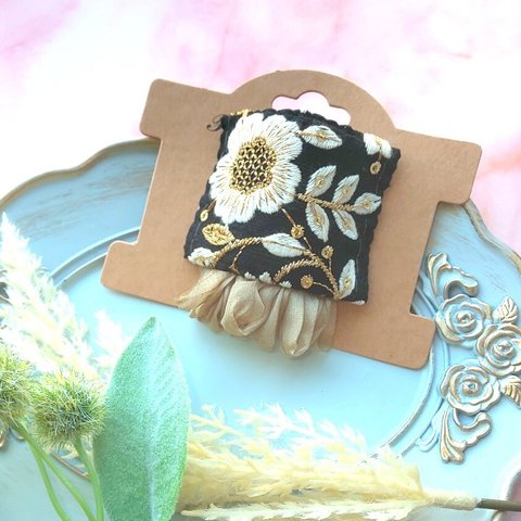 ブラックの 花模様 の   インド刺繍 リボン の  フリンジ付き ポニーフック オーガンジー