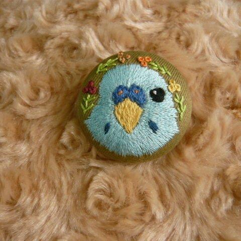 刺繍　セキセイインコ　ブローチ　くるみボタン　鳥