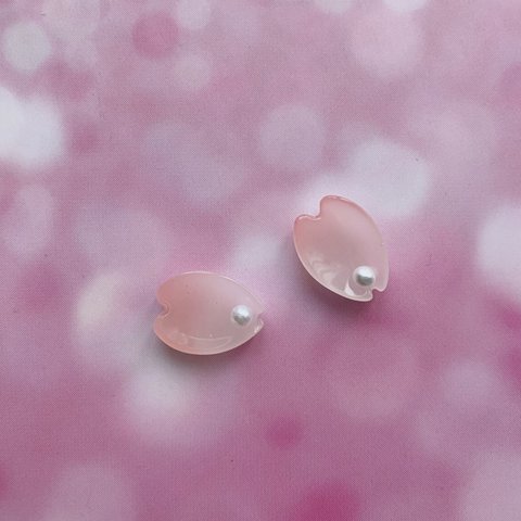 桜の花びら 樹脂ピアス/イヤリング