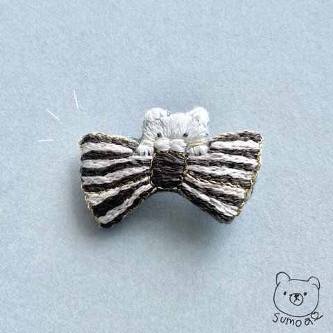 リボン猫＊刺繍ブローチ𝑩𝑳𝑨𝑪𝑲×𝑾𝑯𝑰𝑻𝑬