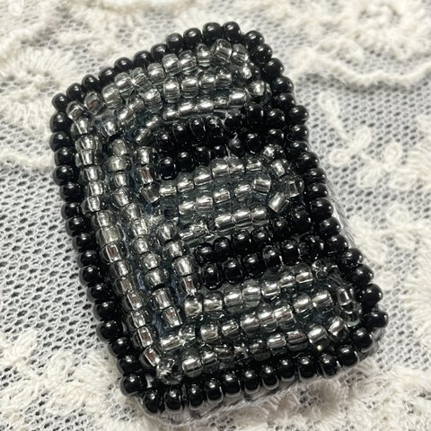 アルファベット　イニシャルビーズ刺繍ブローチ　E