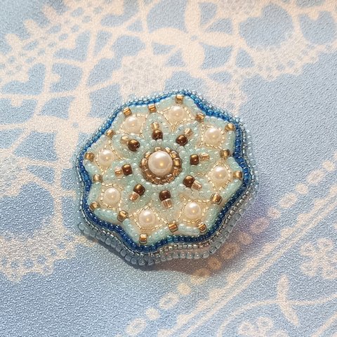 (17) ビーズ刺繍のブローチ　ブルー