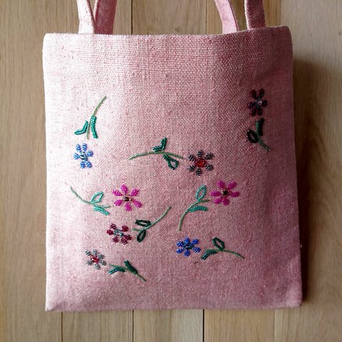 ちょっと出かける時にも女性らしさは必須。シルクのピンクと花のビーズ刺繍が気分を上げる。おつかいトートバッグ。