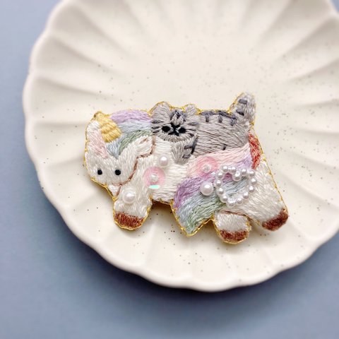 ユニコーンに乗る猫の刺繍ブローチ