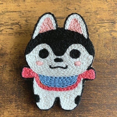 犬張子刺繍ブローチ