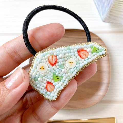 フルーツパーツとビーズ刺繡のヘアゴム［フェイクスイーツ］〈スイーツデコ〉