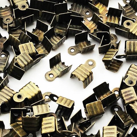 送料無料　紐止め金具　カシメ　金古美　アンティークゴールド　150個　幅5mm　エンドパーツ　留め金具　アクセサリー　パーツ　（AP0837） 