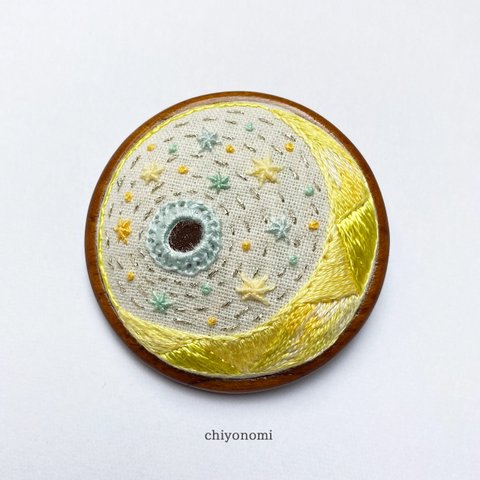 三日月と星の刺繍　A_イエロー　刺繍ブローチ