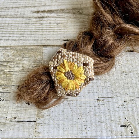 大人かわいい手刺繍ひまわりバスケットヘアゴム　ナチュラル　京染　手刺繍　flower