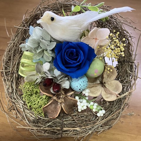 白い鳥とブルーの薔薇の鳥の巣みたいなアレンジ