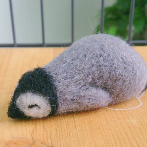 ペンギンだって眠いんです「たれぺんぎん」　羊毛フェルト
