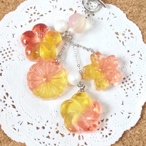 つやつや和菓子のバッグチャーム（黄色・赤）