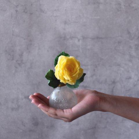 ◆粘土のお花◆　薔薇　一輪（黄色）　フラットボトル・・・B852