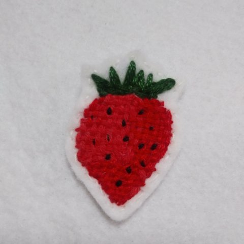 苺のワッペンorブローチ🍓　ダーニング刺繍