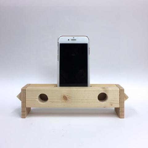 スピーカーもこなすiPhoneスタンド君／WOOD