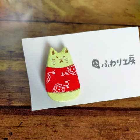 猫　ブローチ　花柄　オーブン陶土　ねこ　ネコ