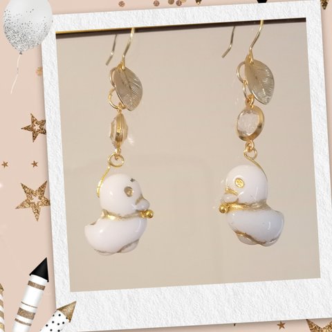 ニッケルフリー／白いアヒルのフックピアス♡一点もの