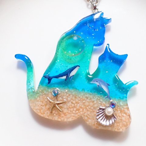 親子猫と海のネックレス レジン 海 星の砂 イルカ クジラ 貝 ヒトデ パール 青 ねこ