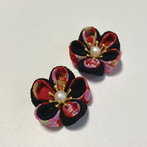 和柄華パーツ  つまみ細工  黒×赤　イヤリング ピアス