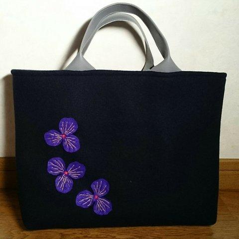 スミレ刺繍のトートバッグ黒ウール混上品な風合い