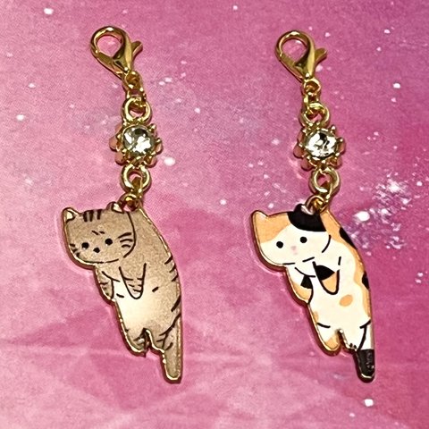 人気❤︎【送料無料】〈2個セット〉♡つままれにゃんこのアクセサリー　Bセット♡脱力感が可愛い猫ちゃんのチャーム