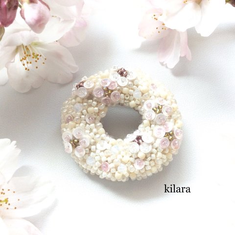 桜色 リースブローチ♡ビーズ刺繍white