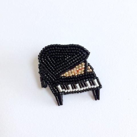 グランドピアノのブローチ 刺繍ブローチ ビーズ