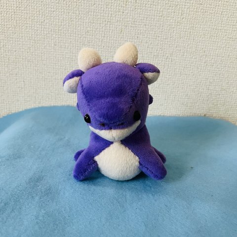 おすわりドラゴンのぬいぐるみ（パープル）