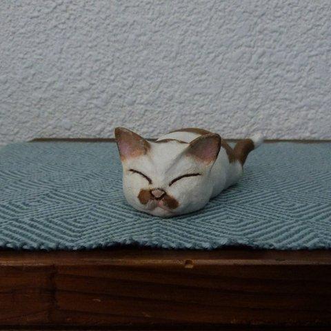 和紙で彩る　ぽっちゃりお腹の眠り猫の人形　かぎしっぽ