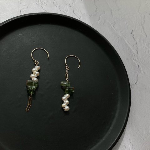 ⚫︎Akoya Pearl and Green tourmaline Pierce⚫