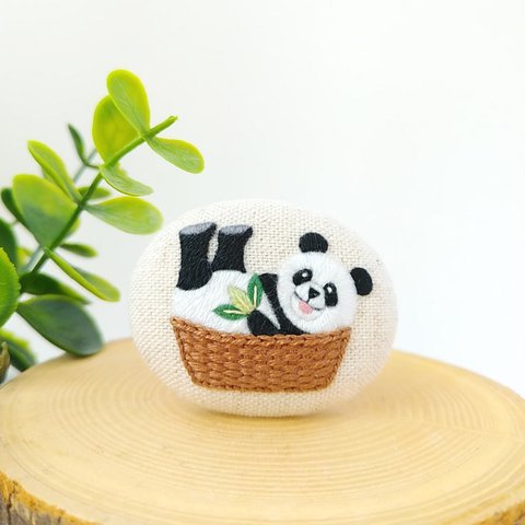 すっぽり!子パンダさんのふっくら刺繍ブローチ