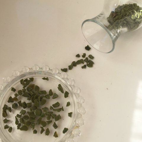 クグラー 吹きガラス/レジン 粒状 色ガラス pea green K079 