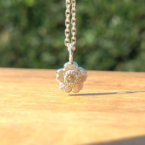 ダイヤモンド×銀の原種の薔薇ネックレス
