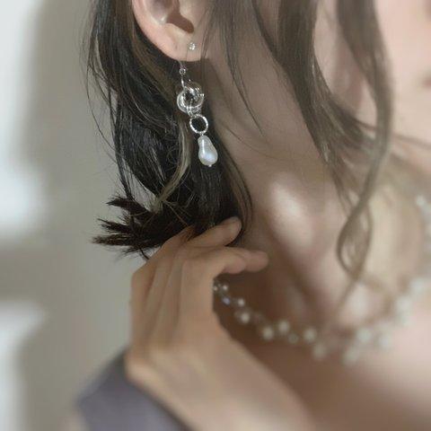 【ステンレス】White ⚪︎ distorted perl & twist ピアス/イヤリング