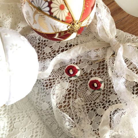 雛祭り 椿の花 刺繍 ヘアゴム ( シリコンゴム ピアス イヤリング 変更可)