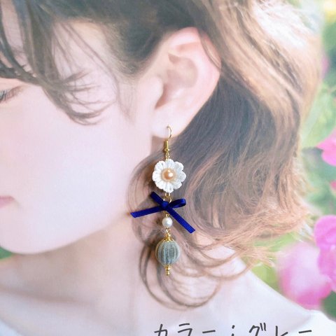 【つまみ細工】＊白小花のピアス＆イヤリング＊ フロッキービーズver. 