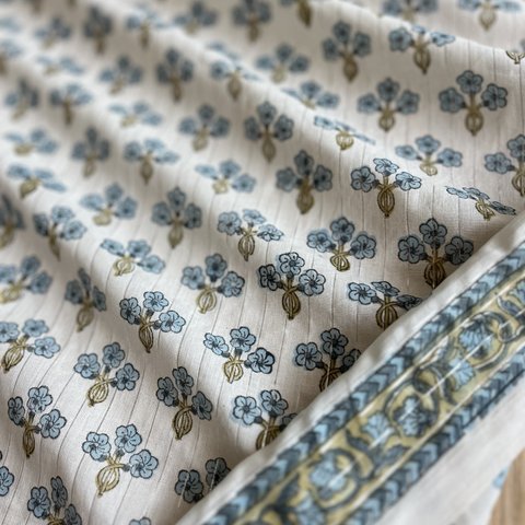 Sarasa Fabric 3m  インド綿　ラメ　白地にブルーの花柄　ブロックプリント　ハンドブロックプリント　ハンドメイド　木版印刷　木版プリント　更紗　手仕事